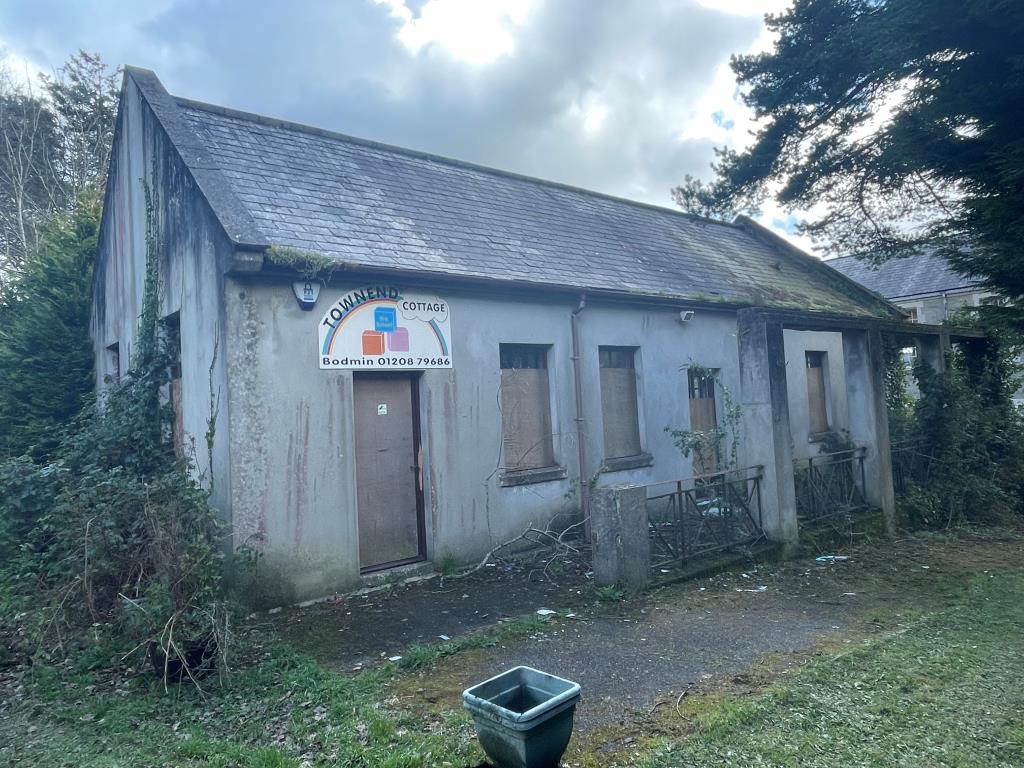 Lot: 94 - FORMER NURSERY BUILDING WITH POTENTIAL - Photo showing exterior of building